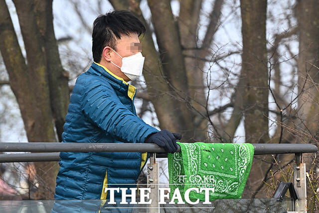 초미세먼지 주의보가 발령된 27일 오전 서울 중구 남산공원에서 바라본 도심지역이 뿌옇게 보이고 있다. /김성렬 기자