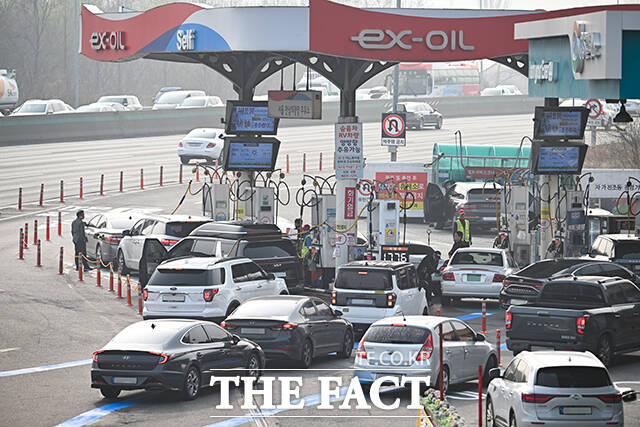 정부가 '석유 최고가격제 2차 지정안'을 발표한 가운데 27일 오전 서울 서초구 만남의광장 주유소에 차량 행렬이 이어지고 있다. /박헌우 기자