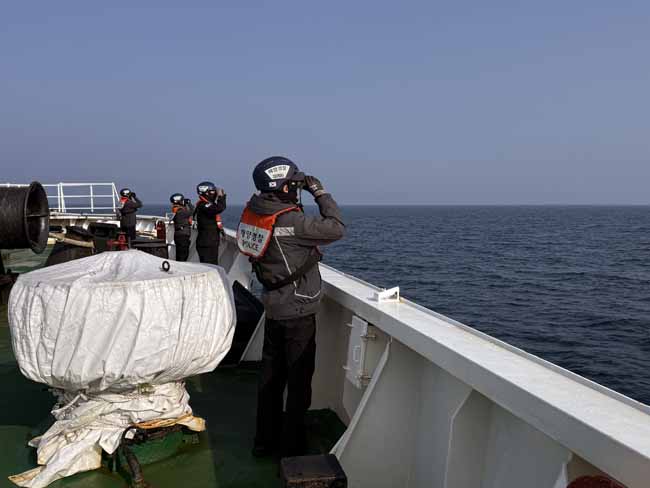 동해해경이 바다로 추락한 선원을 수색하고 있다. /동해해경