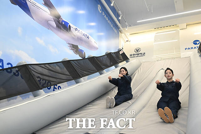 새로 개소한 항공훈련센터에서 승무원들이 비상 탈출 훈련을 하고 있다.