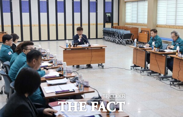 최충규 대덕구청장과 대덕구 간부공무원 및 관계자들이 27일 구청 대회의실에서 새일복합문화센터 건립을 위해 건축기획 용역 착수보고회를 진행하고 있다. /대전 대덕구