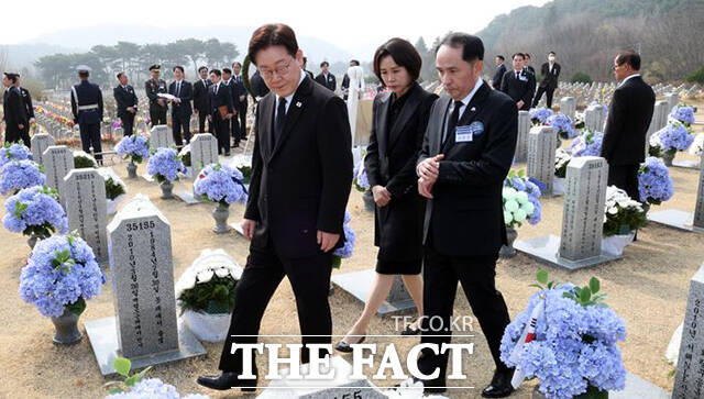 이재명 대통령과 김혜경 여사가 27일 오전 국립대전현충원에서 열린 제11회 서해수호의 날 기념식에 앞서 제2연평해전 및 연평도 포격전 전사자 묘역을 참배하고 있다. /뉴시스