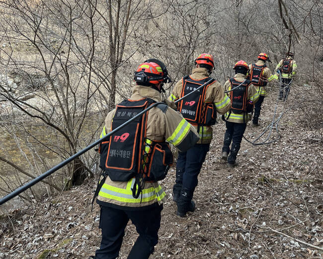 산불진화대가 호스를 설치하며 화재 현장으로 이동하고 있다. /경북소방본부