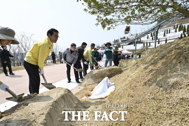 27일 남원 경찰수련원 건립 예정지에서 최경식 남원시장을 비롯해 남원경찰서, 남원시의회, 남원시 공무원 등 관계자들이 건립 확정 기념 나무심기 행사를 갖고 있다. /남원시