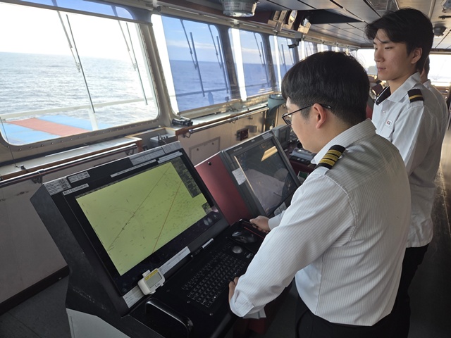 SM상선의 4253TEU급 컨테이너선 에스엠 뭄바이호의 항해사들이 안전한 운항과 항로상의 위험요소 점검을 위해 브릿지(선교)에서 실시간 기상정보를 확인하고 있다. /SM그룹
