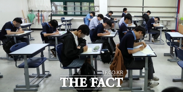 27일 정부는 과도한 입시 경쟁 등으로 고통받는 아동·청소년들의 정신건강 문제 지원을 강화한다. 정서·행동 특성검사와 마음EASY 검사를 확대하고 상담을 강화한다. 이를 위해 전문상담인력의 모든 학교로 확대 배치한다. 또한 자살 시도자에 대한 긴급개입을 강화한다. 자살긴급정보 24시간 모니터링과 긴급 사례관리 강화를 위한 정신응급·자살응급 긴급대응체계 모형을 개발하고, 응급실 기반 사례관리 체계를 강화한다. 사진은 2024학년도 수능 대비 7월 전국연합학력평가가 시행된 2023년 7월 11일 서울 종로구 경복고등학교 수험생들. /사진공동취재단