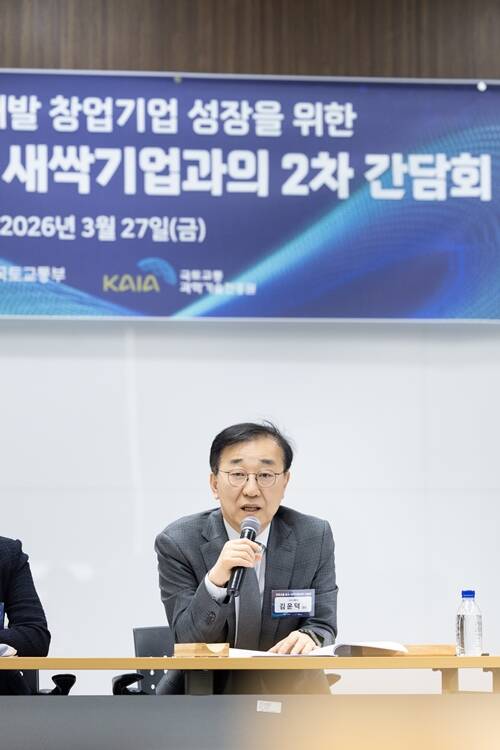 김윤덕 국토교통부 장관이 27일 국토교통과학기술진흥원에서 국토교통 분야 '제2차 새싹기업 간담회'를 개최했다. /국토교통부