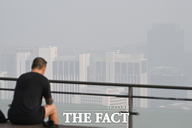 초미세먼지 주의보가 발령된 27일 오전 서울 중구 남산공원에서 바라본 도심지역이 뿌옇게 보이고 있다. /김성렬 기자
