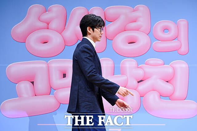 가수 성시경이 27일 오전 서울 여의도 KBS아트홀에서 열린 KBS2 ‘더 시즌즈-성시경의 고막남친’ 제작발표회에 참석해 포즈를 취하고 있다. /서예원 기자