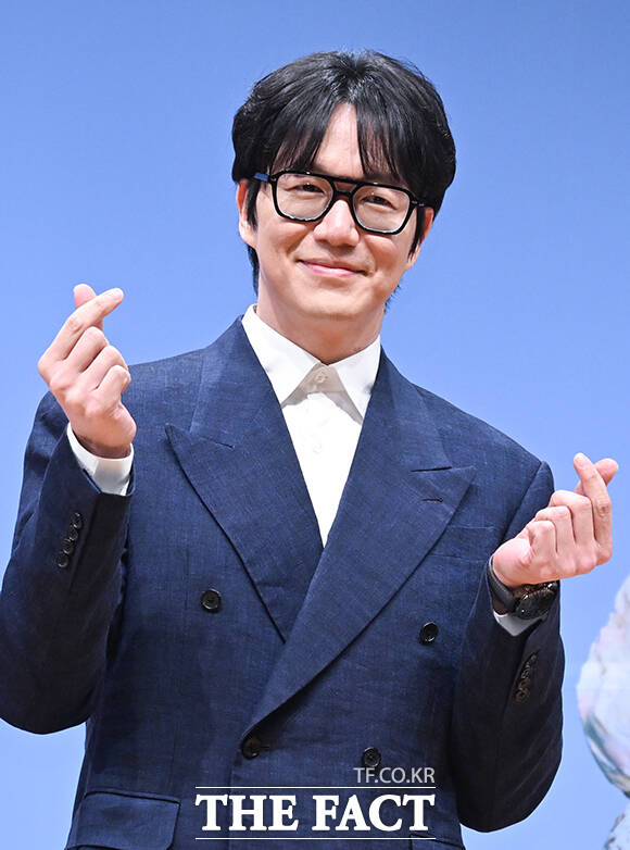 가수 성시경이 27일 오전 서울 여의도 KBS아트홀에서 열린 KBS2 ‘더 시즌즈-성시경의 고막남친’ 제작발표회에 참석해 포즈를 취하고 있다. /서예원 기자