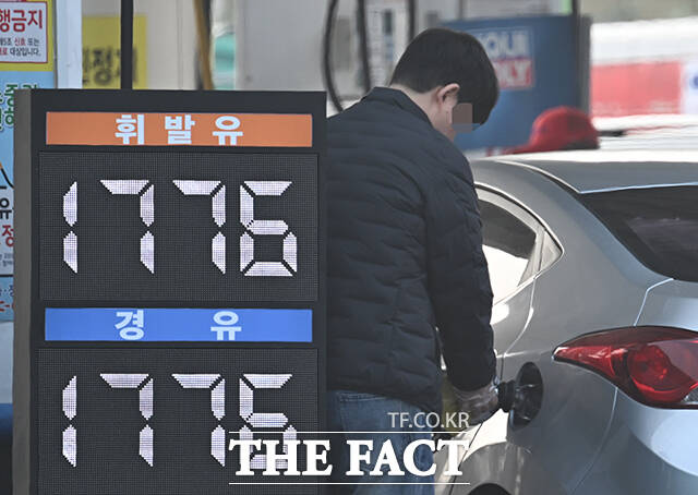 정부가 '석유 최고가격제 2차 지정안'을 발표한 가운데 27일 오전 서울 서초구 만남의광장 주유소에 차량 행렬이 이어지고 있다. /박헌우 기자