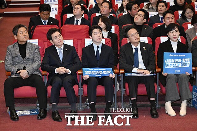 김영배와 정원오, 김형남, 박주민, 전현희 민주당 서울시장 예비후보(왼쪽부터)가 지난 14일 서울 여의도 국회의원회관에서 열린 '서울시당 청년위원회 지방선거 필승결의대회'에 참석한 모습. /남용희 기자