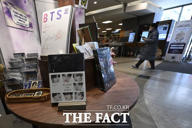 국내 음악 차트는 음반 차트와 음원 차트가 철저히 나뉘어 운영돼 왔다. 이 때문에 미국 빌보드나 영국 오피셜 차트처럼 나라를 대표하는 음악 차트가 부재한다는 목소리가 꾸준히 있었다. 사진은 방탄소년단 서울 종로구 교보문고 광화문점에 그룹 방탄소년단의 음반과 서적이 전시된 모습이다./송호영 기자
