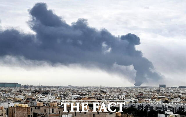 쿠웨이트 국제공항의 연료 저장시설이 25일(현지시간) 이란의 드론 공격을 받은 뒤 연기가 솟아오르고 있다. /쿠웨이트시티=AP.뉴시스