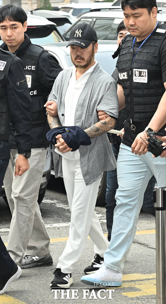 필리핀에 수감됐다 국내로 송환된 '국제 마약왕' 박왕열이 27일 경기 의정부지방법원에서 열린 구속 전 피의자 심문(영장실질심사)에 출석하고 있다. /의정부=이새롬 기자