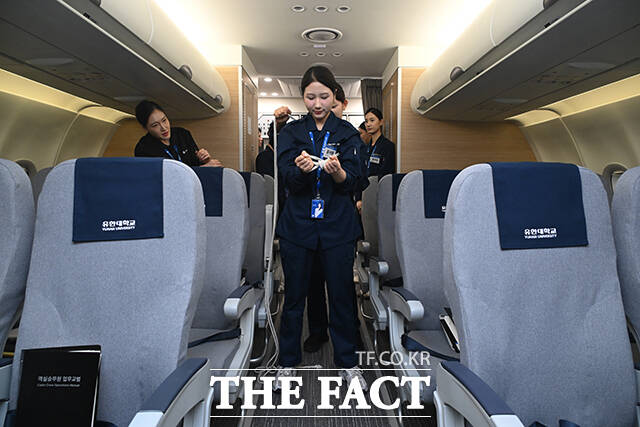 신입 승무원들이 기내에서 비상 상황을 대비한 포승줄 포박 훈련을 실시하고 있다.