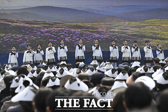 한울중창단이 헌정 공연을 하고 있다.