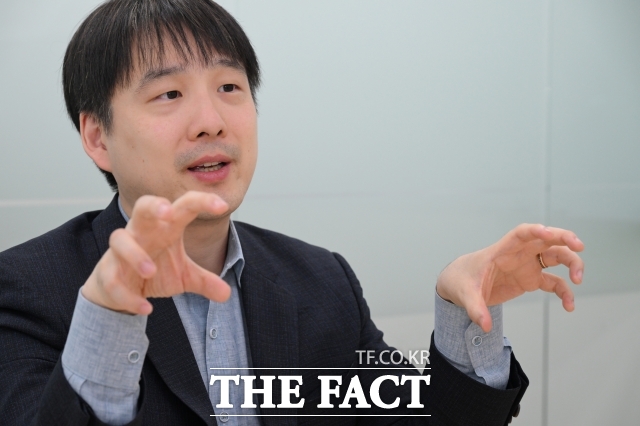 최홍섭 마음AI 대표가 19일 오후 경기도 성남시 마음AI 사옥에서 <더팩트>와 인터뷰하고 있다. /성남=김성렬 기자