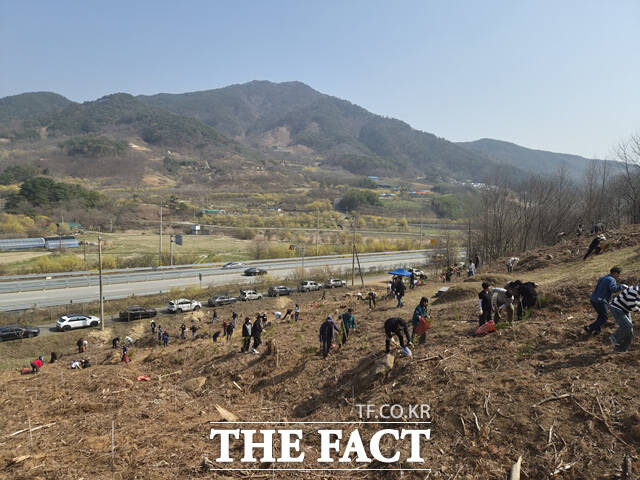 구례군이 나무심기 행사를 개최하고 있다. /구례군