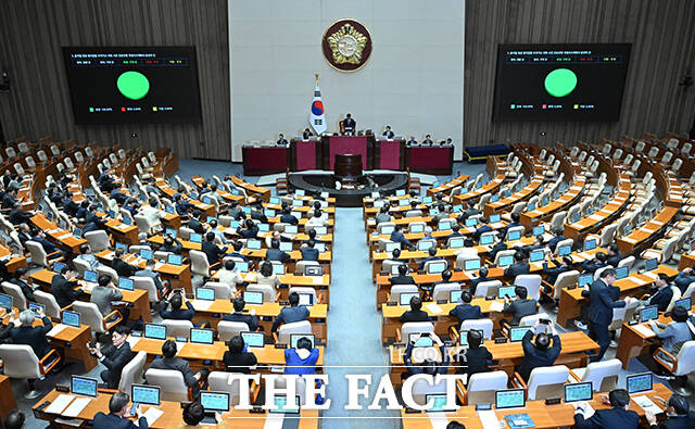 2000년대 이후 들어선 대부분 정권에서 개헌 필요성은 반복적으로 제기됐지만, 단 한 차례도 결실을 맺지 못했다. 당시 정치 상황에 비출 때 여야가 합의할 수 없는 권력구조 개편 내용이 개헌안에 담기거나, 추진 동력이 약해지는 정권 중·말기에 개헌 논의가 집중된 게 문제였다. 정치적 이해관계가 충돌하는 지점과 추진 동력이 약화하는 타이밍이 맞물리면서 개헌이 번번이 좌초된 것이다. /박헌우 기자