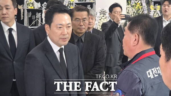 장동혁 국민의힘 당대표가 27일 대전시청에 마련된 대전 안전공업 화재 희생자 합동분향소를 조문한 뒤 헌화한 후 분향소를 지키고 있는 안전공업 직원들과 잠시 이야기를 나누고 있다. /정예준 기자