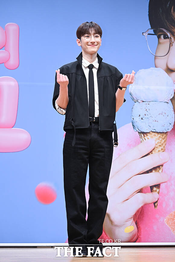 손자연 PD와 가수 성시경, 밴드 마스터 정동환, 정미영 PD(왼쪽부터)가 27일 오전 서울 여의도 KBS아트홀에서 열린 KBS2 ‘더 시즌즈-성시경의 고막남친’ 제작발표회에 참석해 포즈를 취하고 있다. /서예원 기자