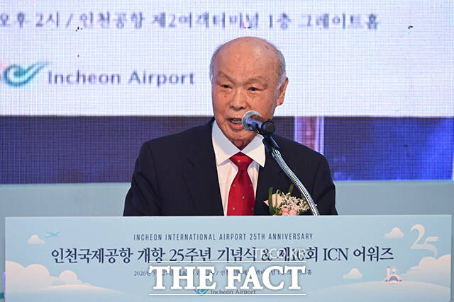 이날 열린 개항 25주년 기념식에서 기념사하는 김범호 사장직무대행.