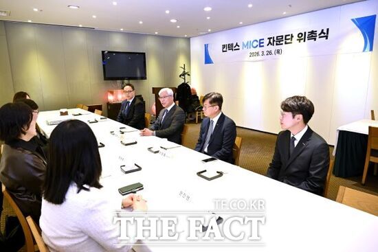 이민우 킨텍스 대표이사(오른쪽 3번째)가 지난 26일 킨텍스 MICE 자문단 위촉식에서 MICE 산업 분야 학계 전문가들에게 격려의 말과 자문을 구하고 있다. /킨텍스