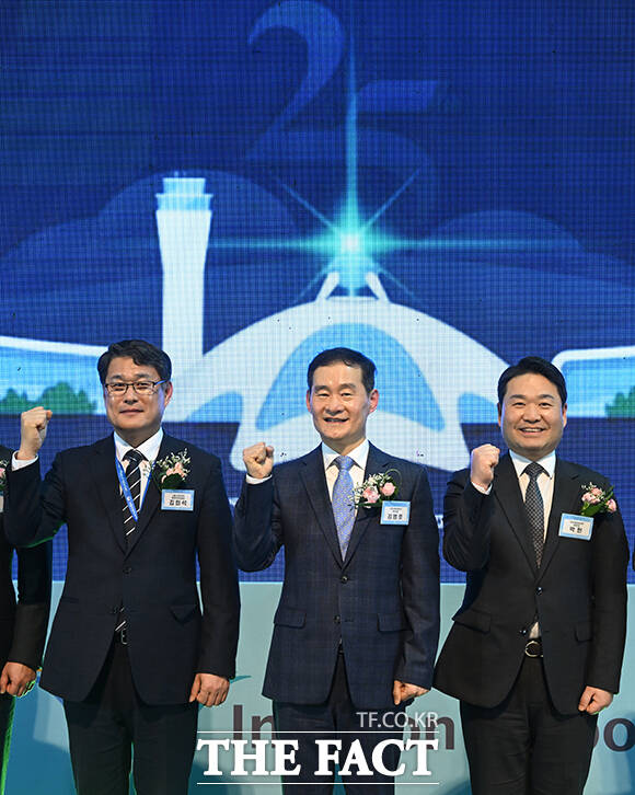 김범호 인천국제공항공사 사장직무대행(가운데)이 27일 오후 인천국제공항 2터미널 그레이트홀에서 열린 인천국제공항 개항 25주년 기념식에서 김희석 서울지방항공청 청장직무대리(왼쪽), 박헌 인천공항본부세관장과 기념촬영을 하고 있다. /인천국제공항=남윤호 기자
