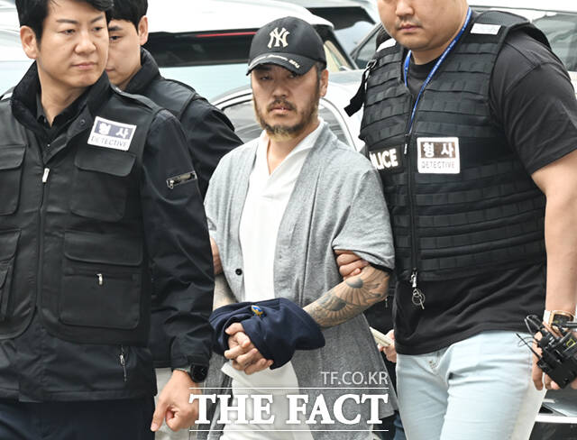 필리핀에 수감됐다 국내로 송환된 '국제 마약왕' 박왕열이 27일 경기 의정부지방법원에서 열린 구속 전 피의자 심문(영장실질심사)에 출석하고 있다. /의정부=이새롬 기자