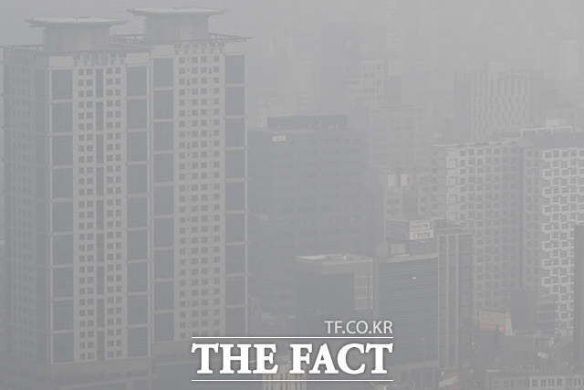 서울시는 전일 잔류 및 국내 발생 미세먼지가 대기 정체로 축적돼 초미세먼지 농도가 상승함에 따라 27일 오전 9시 기준 초미세먼지 주의보를 발령했다. /김성렬 기자