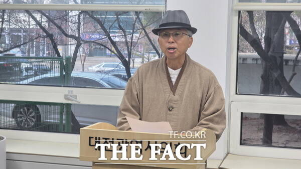 원용철 더불어민주당 대전시당 공천관리위원장이 27일 대전시의회 기자실에서 공천 심사 결과 1차 발표를 하고 있다. /정예준 기자