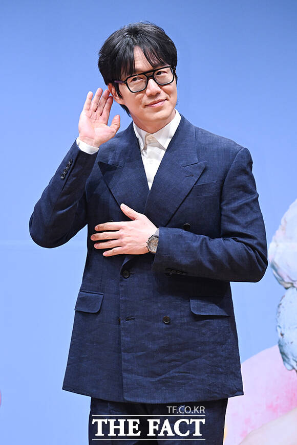 가수 성시경이 27일 오전 서울 여의도 KBS아트홀에서 열린 KBS2 ‘더 시즌즈-성시경의 고막남친’ 제작발표회에 참석해 포즈를 취하고 있다. /서예원 기자