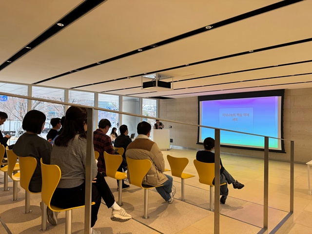 한국앤컴퍼니그룹 임직원들이 지난 2월 판교 본사 테크노플렉스에서 열린 지식나눔회에 참여하고 있다. /한국앤컴퍼니그룹