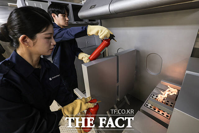 기내 화재 상황을 대비한 훈련이 진행되고 있다.