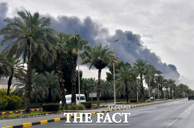 쿠웨이트 국제공항의 연료 저장시설이 25일(현지시간) 이란의 드론 공격을 받은 뒤 연기가 솟아오르고 있다. /쿠웨이트시티=AP.뉴시스