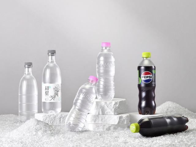 롯데칠성음료가 재생 플라스틱 원료 100%를 사용한 '펩시 제로슈거 라임' 500㎖, '아이시스' 500㎖, '새로' 640㎖ 페트병 3종을 내며 ESG경영에 힘쓴다. /롯데칠성음료