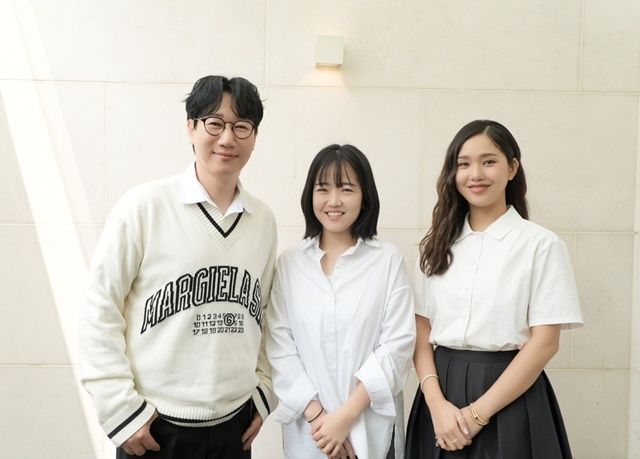 방송인 지석진, 정도담 PD, 그룹 오마이걸의 미미(왼쪽부터)가 27일 오후 서울 상암동 한 카페에서 진행된 넷플릭스의 새 일일 예능 '만학도 지씨'의 기자간담회에 참석해 다양한 이야기를 나눴다. /넷플릭스