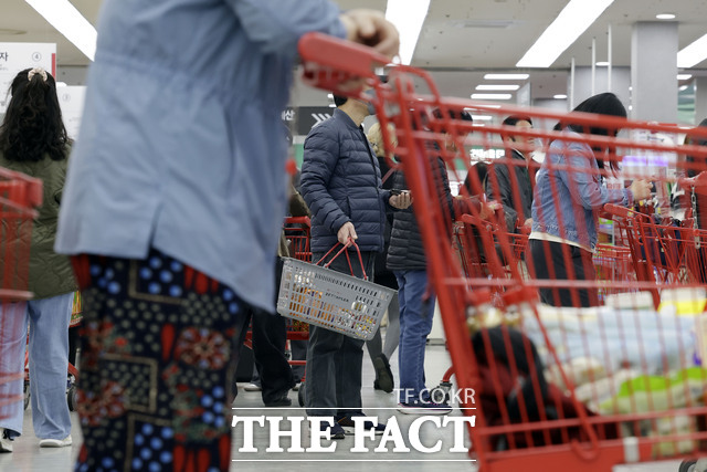 최근 식품업계에서는 가격 인하에 앞서 새로운 공식이 형성되고 있다. 농림축산식품부 주도로 식품업계 관계자들이 모여 간담회가 진행되면, 얼마 지나지 않아 먹거리 제품 가격이 줄줄이 내려가는 것이다. 그러나 이를 놓고 식품업계의 고충은 나날이 커져가는 모습이다. /뉴시스