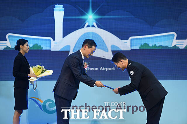 이날 열린 개항 25주년 기념식에서 기념사하는 김범호 사장직무대행.