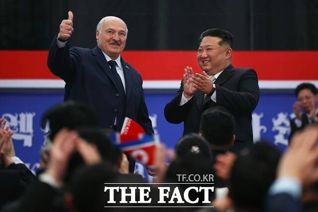 김 위원장은 루카셴코 대통령이 25~26일 북한에 머물 동안 각별한 예우를 다했다. 루카셴코 대통령이 26일 전용기를 타고 북한을 떠날 때는 공항에 직접 나가 그를 배웅했다. /AP. 뉴시스