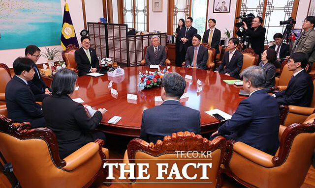 12·3 비상계엄 사태는 국민이 개헌 필요성을 느끼게 하는 가장 큰 요소가 됐다. 사진은 우원식 국회의장이 지난 19일 오후 서울 여의도 국회에서 ‘초당적 개헌추진을 위한 제정당 연석회의’에 참석해 모두발언을 하고 있는 모습. /배정한 기자