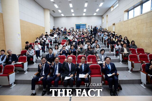 26일 배재대 스마트배재관에서 권오을 국가보훈부 장관이 청년들과 국가보훈과 국민통합 미래 논의에 앞서 기념촬영을 하고 있다. /배재대