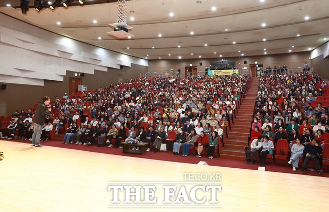 방송인 김제동 씨가 화순군 군민행복 아카데미 개강식에서 강연을 하고 있다. /화순군