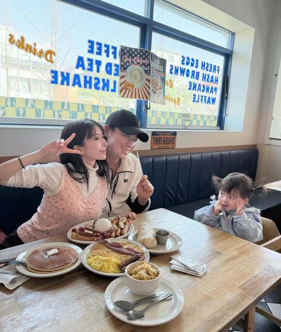 가수 겸 배우 이지훈(가운데)의 아내 아야네가 시험관 시술을 통해 둘째를 임신했다고 전했다./아야네 소셜 미디어