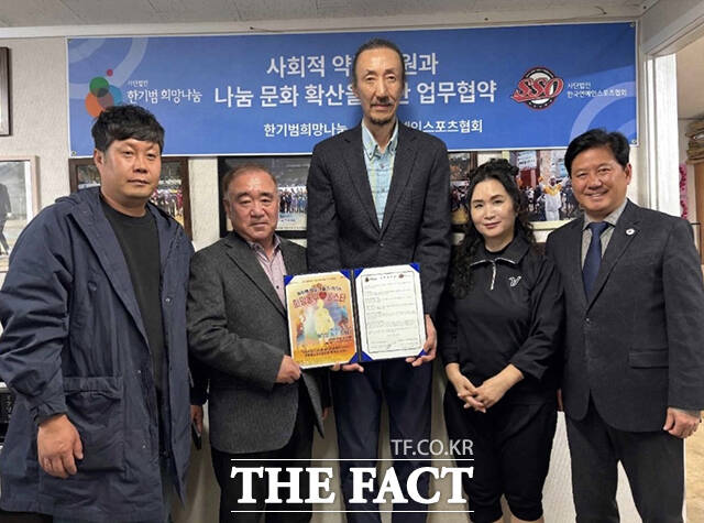 박정철 한국연예인스포츠협회 회장(왼쪽에서 두 번째)과 한기범 한기범희망나눔 회장(가운데)이 26일 업무 협약 체결 후 기념 촬영을 하고 있다. /한국연예인스포츠협회