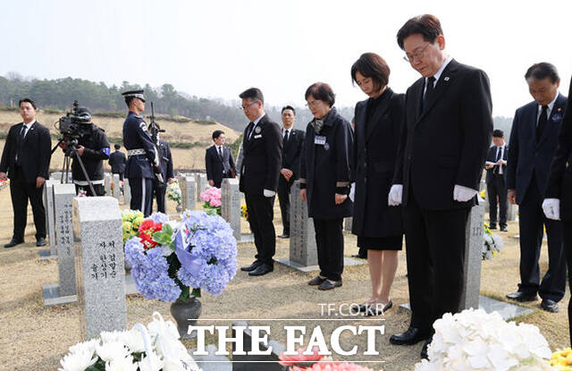 이재명 대통령과 김혜경 여사가 27일 오전 국립대전현충원에서 열린 제11회 서해수호의 날 기념식에 앞서 제2연평해전 및 연평도 포격전 전사자 묘역을 참배하고 있다. /뉴시스