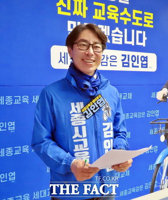 김 예비후보가 26일 자신의 선거사무소에서 진행된 <더팩트>와의 인터뷰에서 포즈를 취하고 있다. /김형중 기자