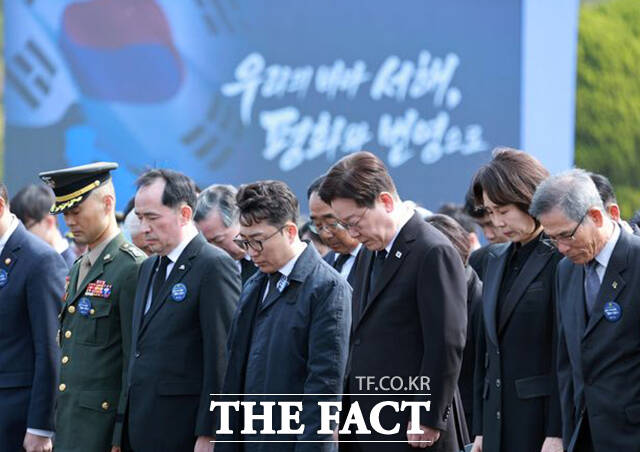 이재명 대통령과 김혜경 여사가 27일 오전 국립대전현충원에서 열린 제11회 서해수호의 날 기념식에 앞서 제2연평해전 및 연평도 포격전 전사자 묘역을 참배하고 있다. /뉴시스