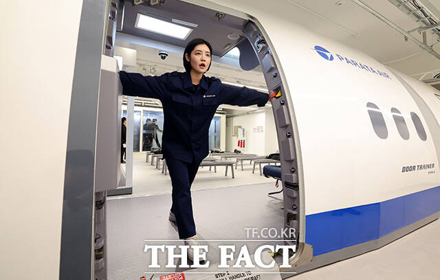 비상 탈출구 개방 훈련하는 승무원.